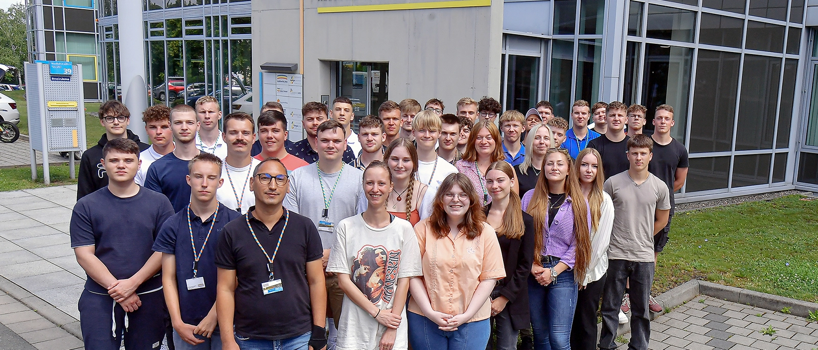 40 Azubis und Studierende vor dem Hauptgeschäftsgebäude der Stadtwerke Jena Gruppe