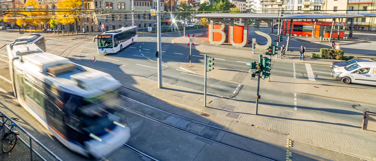 JNV Fahrzeuge am Busbahnhof