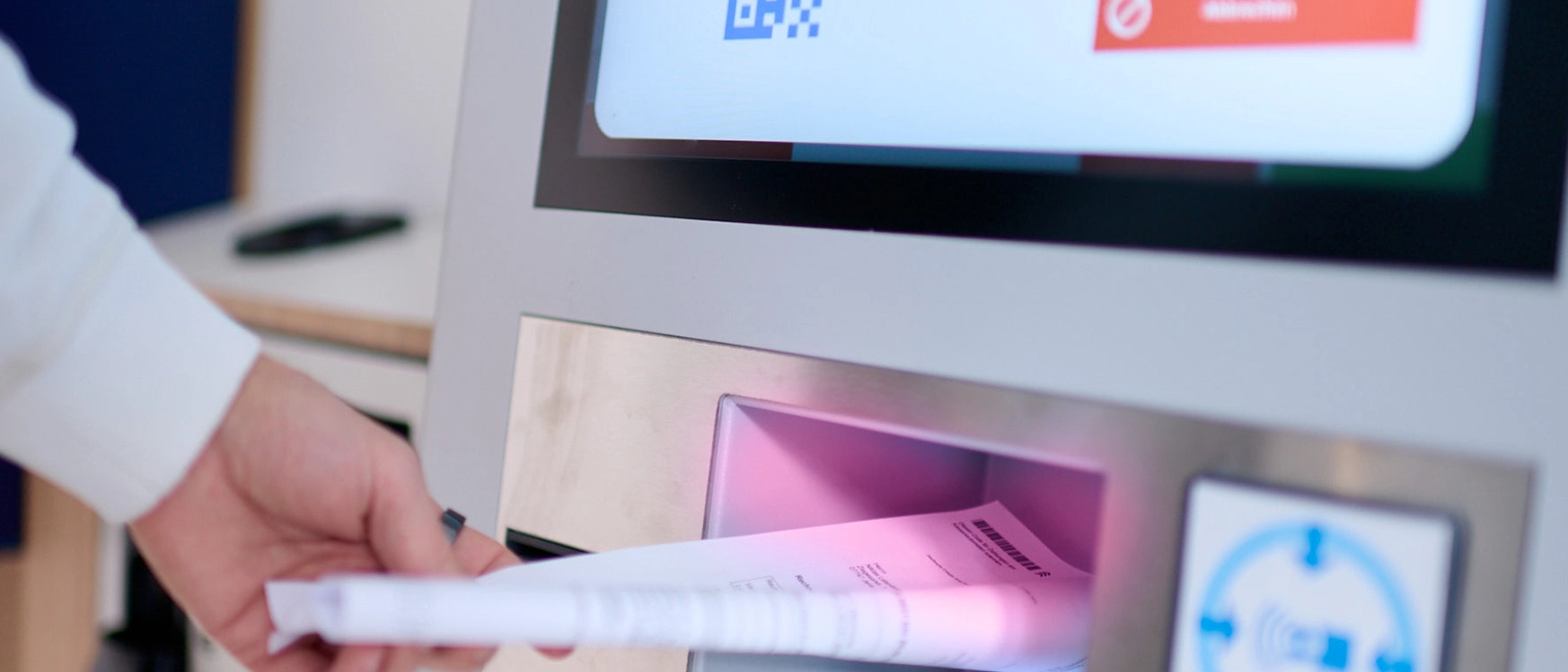 Neue multifunktionale Kassenautomaten im Stadtwerke Jena Kundencenter nehmen Zahlungen von allen Unternehmen entgegen