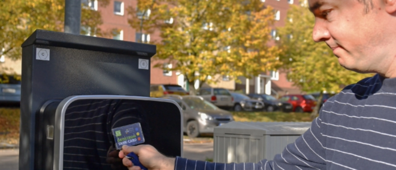 Matthias Warkus, Mieter der Stellfläche und Nutzer der Ladesäule der Stadtwerke Energie Jena-Pößneck, am 11.10.2023 auf dem Winzerlaer Parkplatz Anna-Siemsen-Straße. Foto: Jürgen Scheere/SWJ