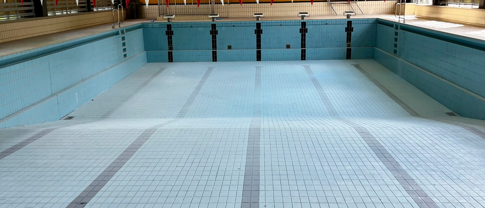 Blick in das leere Becken der ehemaligen Schwimmhalle Lobeda-West.