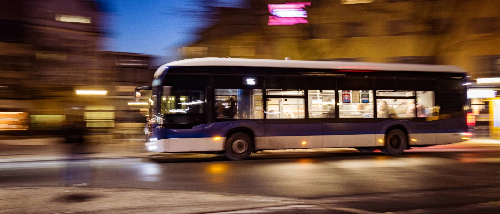 Ein Bus des JNV fährt durch die Nacht. 