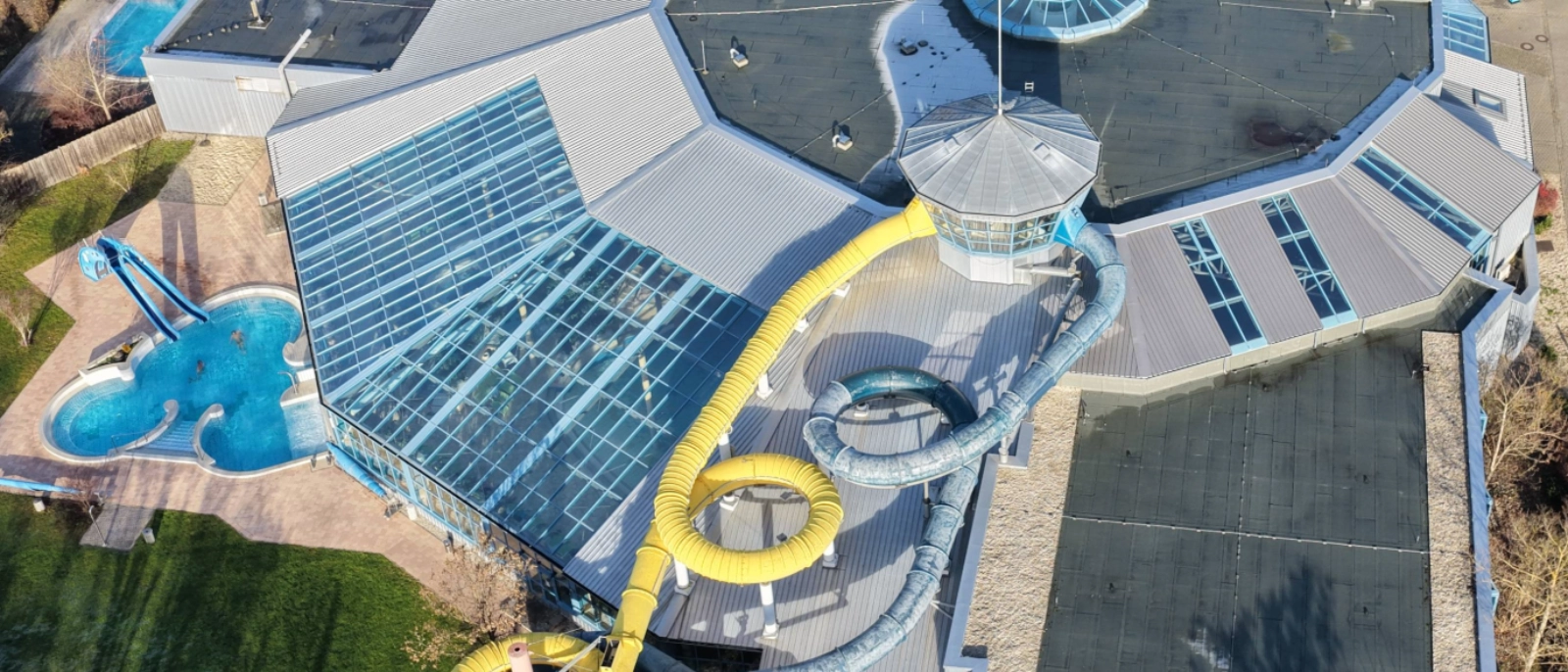 Luftaufnahme des Freizeitbads GalaxSea vor der geplanten Sanierung