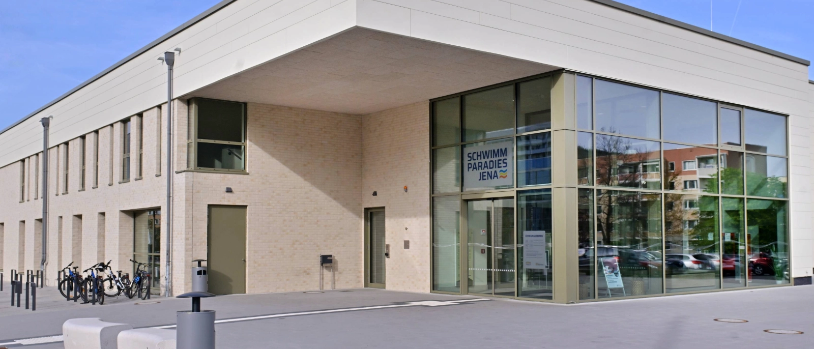 Außenansicht des Schwimmparadies Jena 