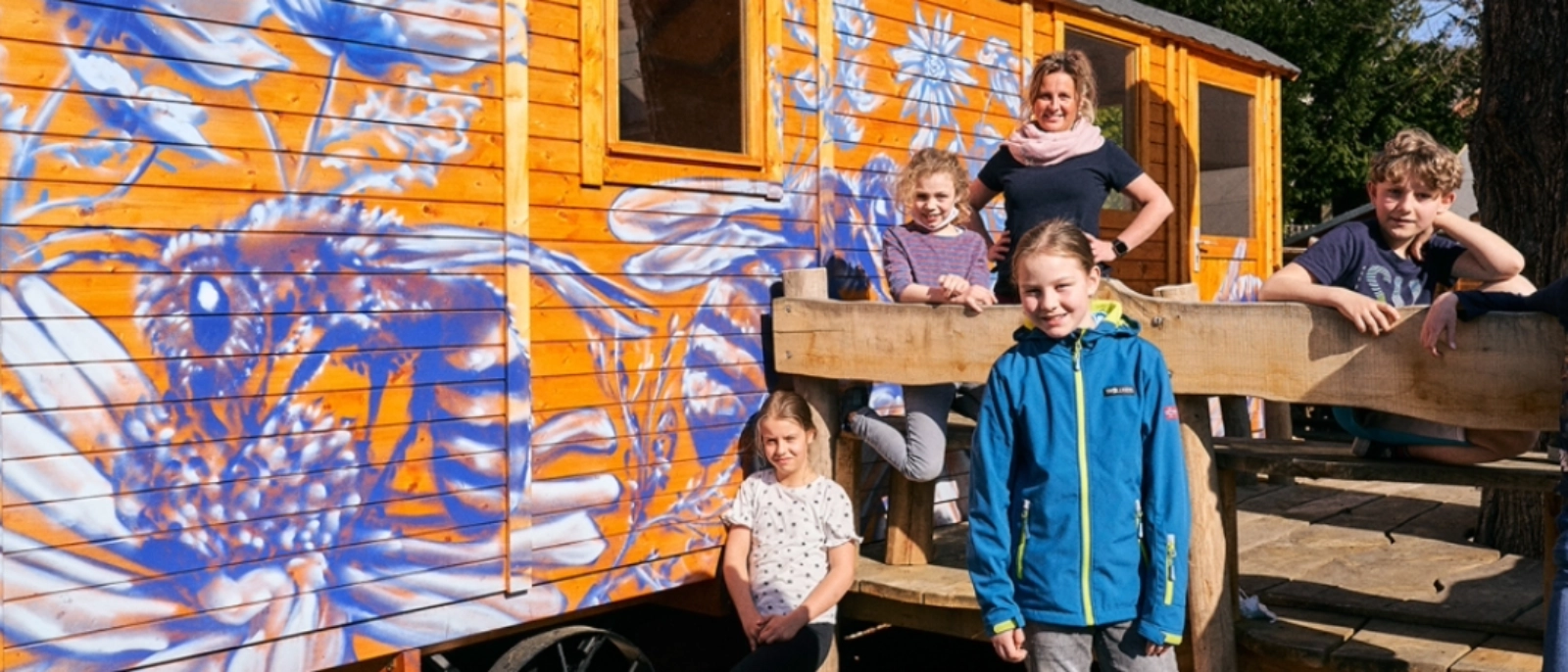 Kinder vor Lernbauwagen: Der neue Lieblings-Ort auf dem Schulhof der Westschule: der Lern-Bauwagen als grünes Klassenzimmer.