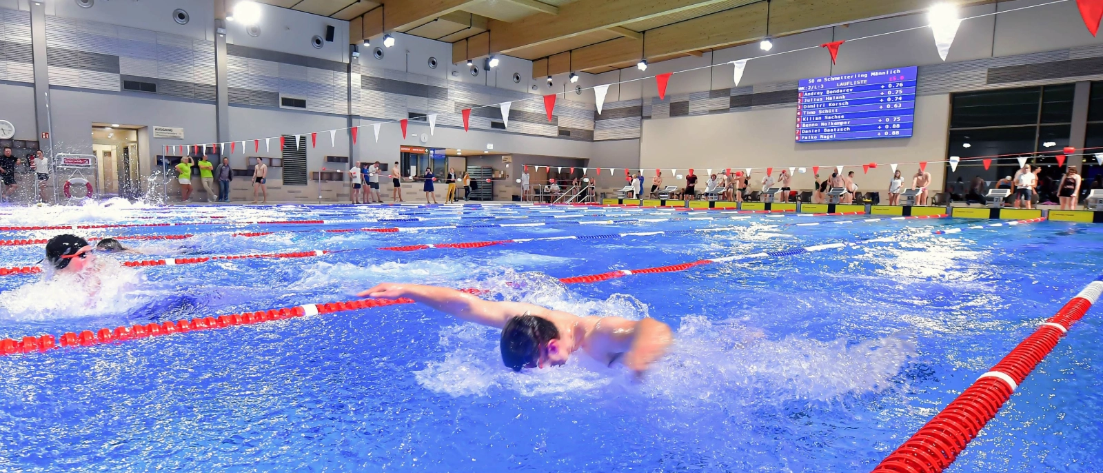 Personen schwimmen in einem Schwimmbecken 