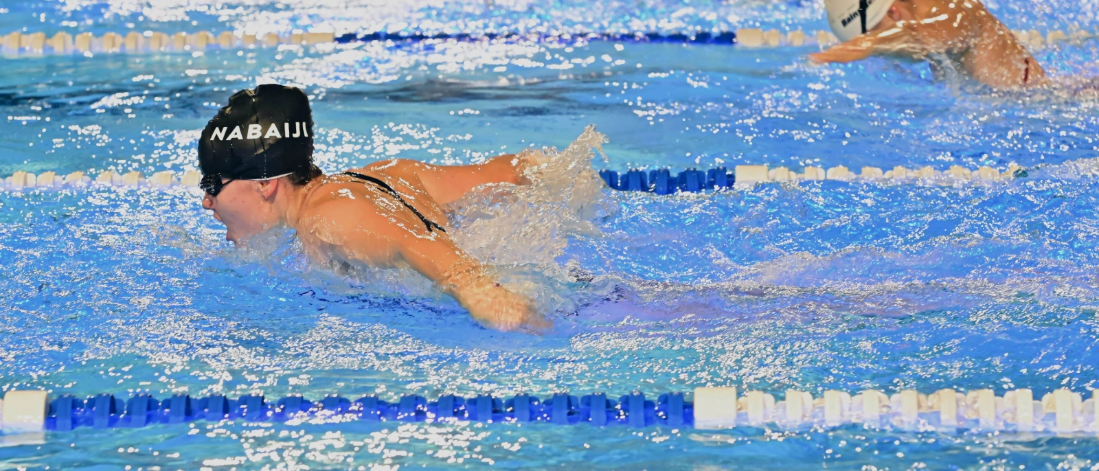 Personen schwimmen in einem Schwimmbecken 