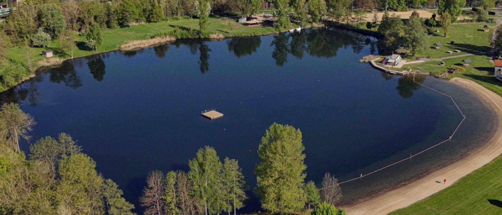 Das „Paradies mitten im Paradies“ – das Jenaer Südbad, idyllisch gelegen und doch mitten in der Stadt. Drohnenaufnahme © Jener Bäder; J. Scheere