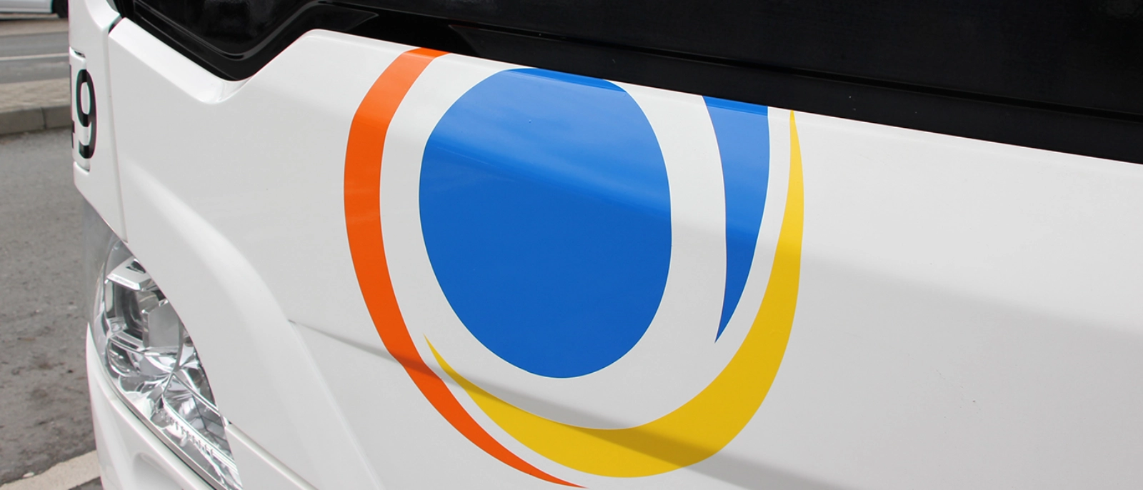 JNV-Logo auf einem Bus 