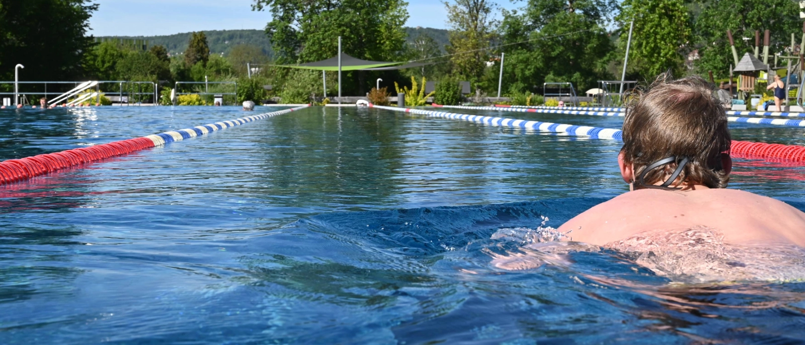 Ein Person schwimmt im Ostbad