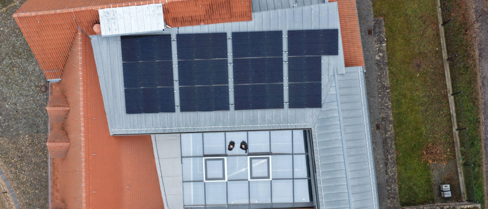 Das Museumsdach mit der PV-Anlage aus der Vogelperspektive