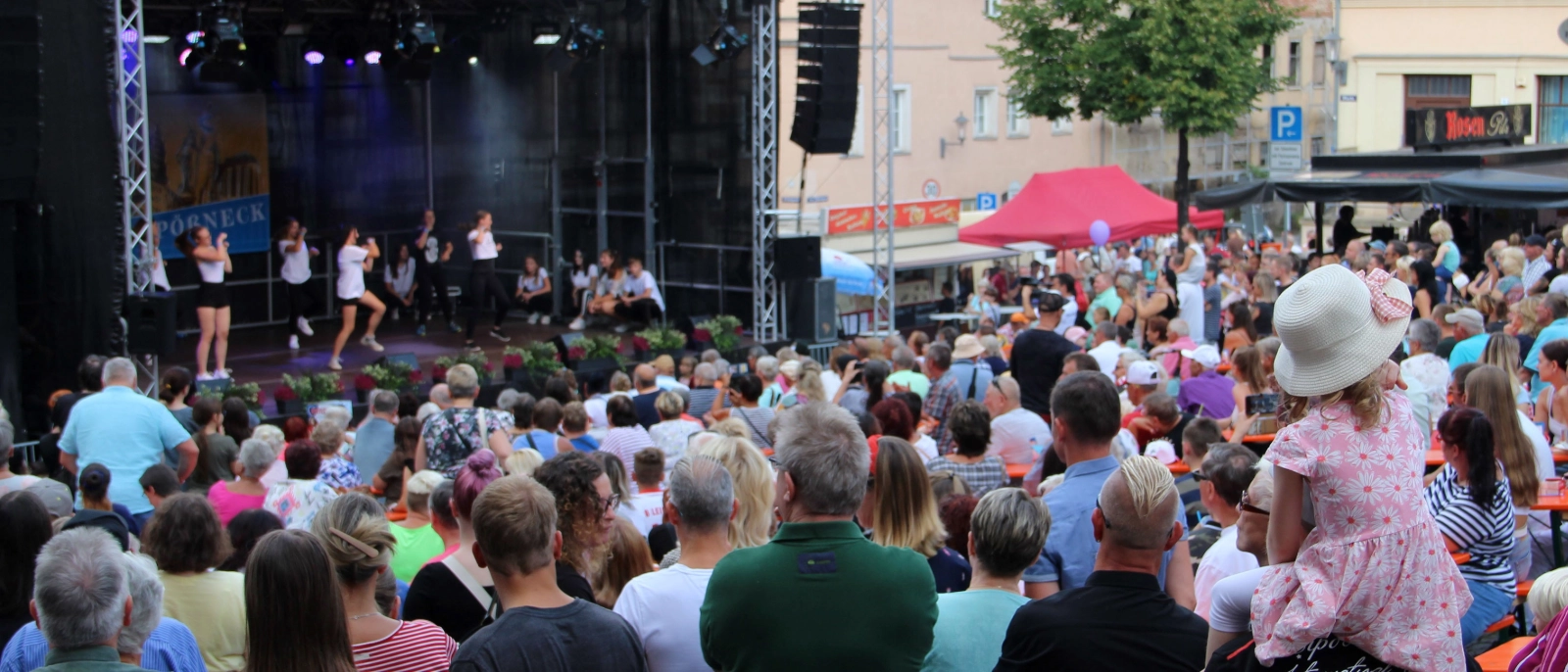 Menschen feiern in Pößneck das Stadtfest. 