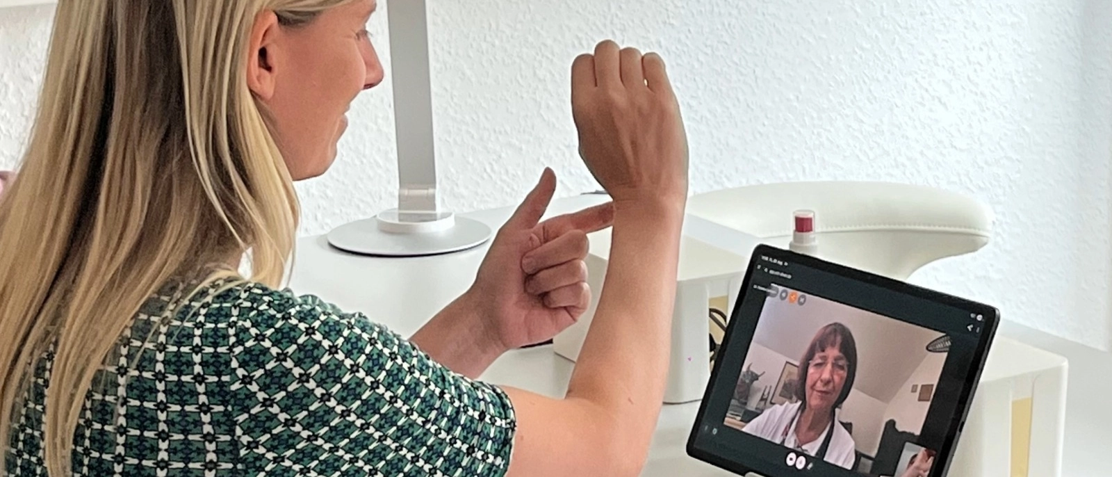 Telemedizin per Tablet: Digitale Videosprechstunde zur medizinischen Beratung und Untersuchung des Arms.