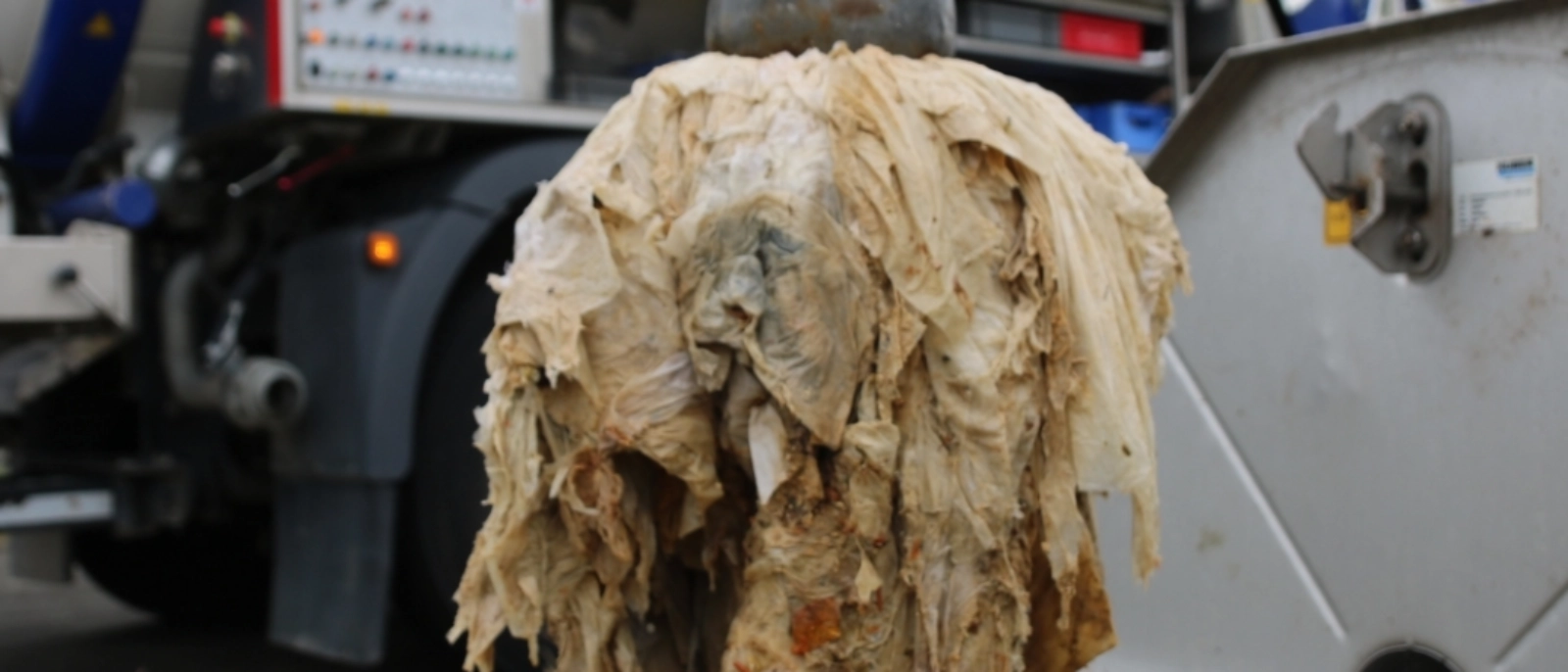 Abtransport von benutzten Feuchttüchern