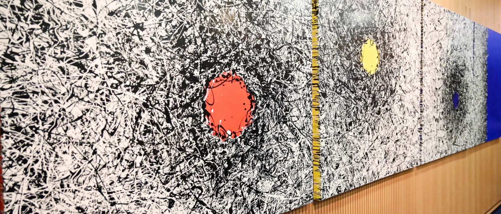 Bilder von der Künstlerin Thea Grün. Mit ihrer Dripping-Technik fängt sie Strömungen, Impulse und Schwingungen ein.