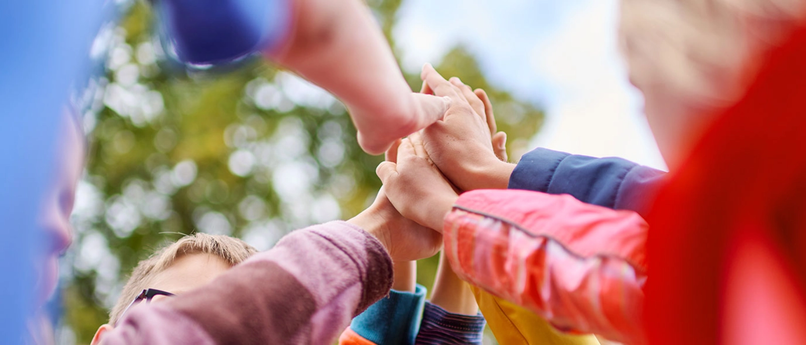 Eine Gruppe von Kindern reichen sich die Hände