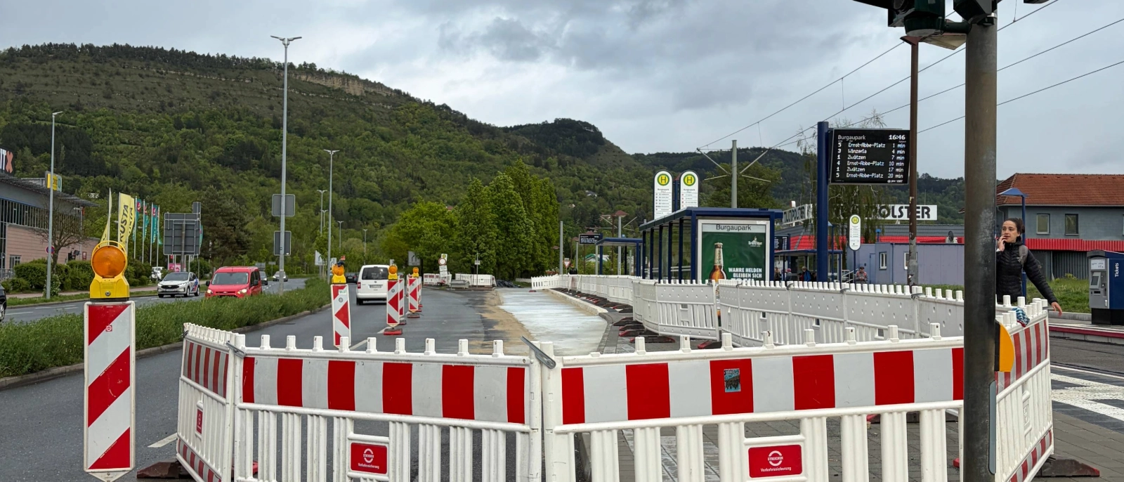 Mit dem Ende der Bauarbeiten starten und enden die Busse der Linie 10 Stadtzentrum – Burgaupark wieder an ihrer üblichen Haltestelle an der Lobedaer Straße.