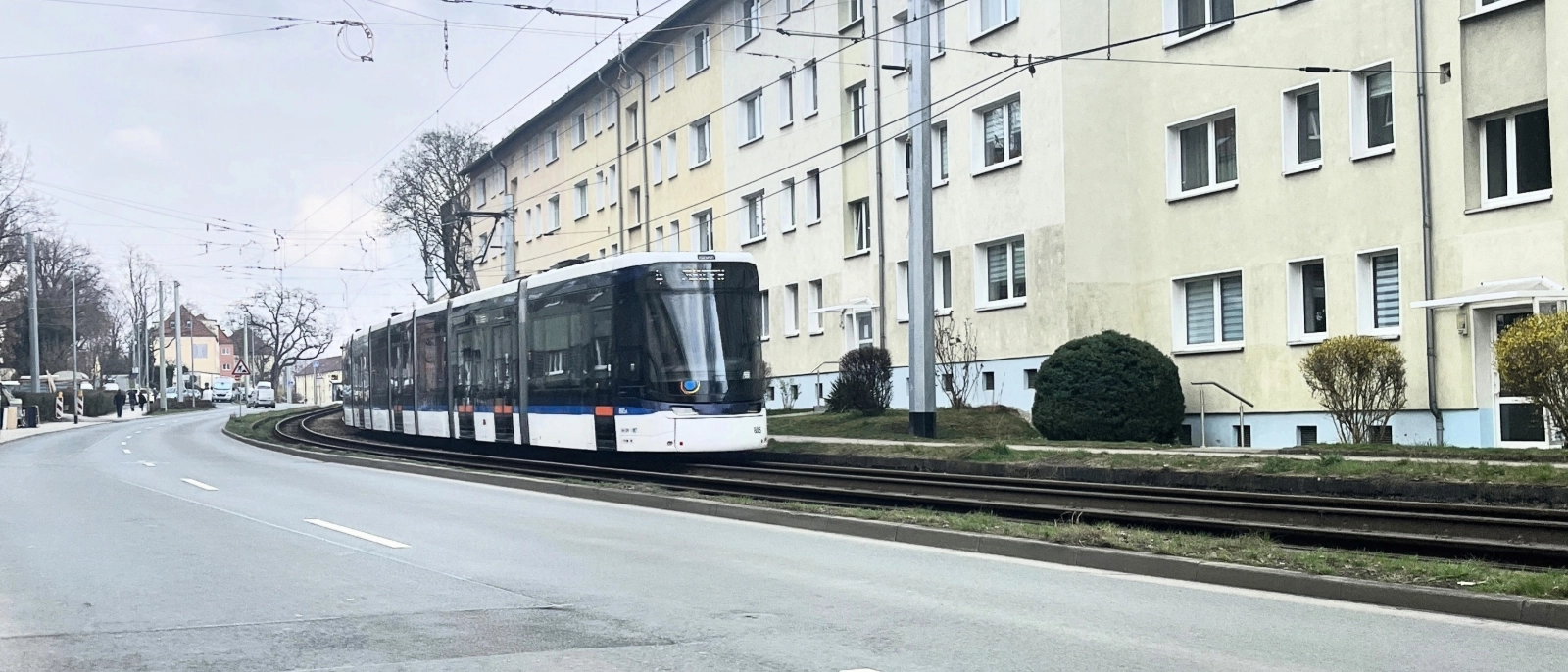 Eine Straßenbahn in Jena-Nord.