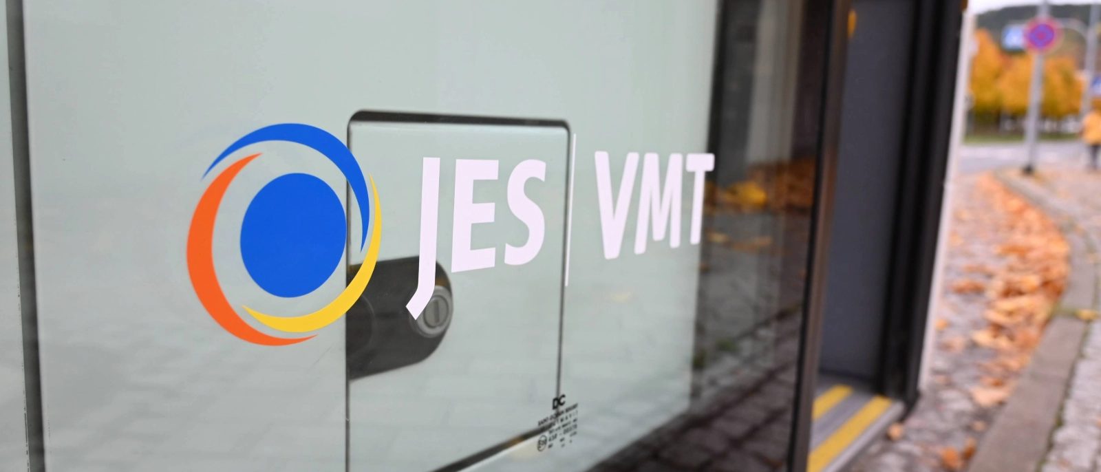 Tür eines JES Busses. 