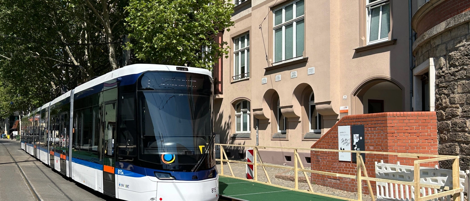 Die Inbetriebnahme dieser Ersatzhaltestellen für die Straßenbahn-Linien 1/5 und 2 ist für Montag, 26. Mai 2025, vorgesehen. 