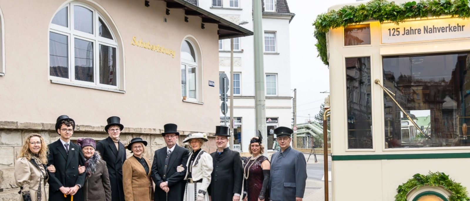 Freunde, Förderer und Partner des Jenaer Nahverkehrs erinnern an die polizeiliche Abnahmefahrt vom 1. April 1901, die den Beginn des Straßenbahnverkehrs in Jena markierte. Foto von Christopher Schmid.