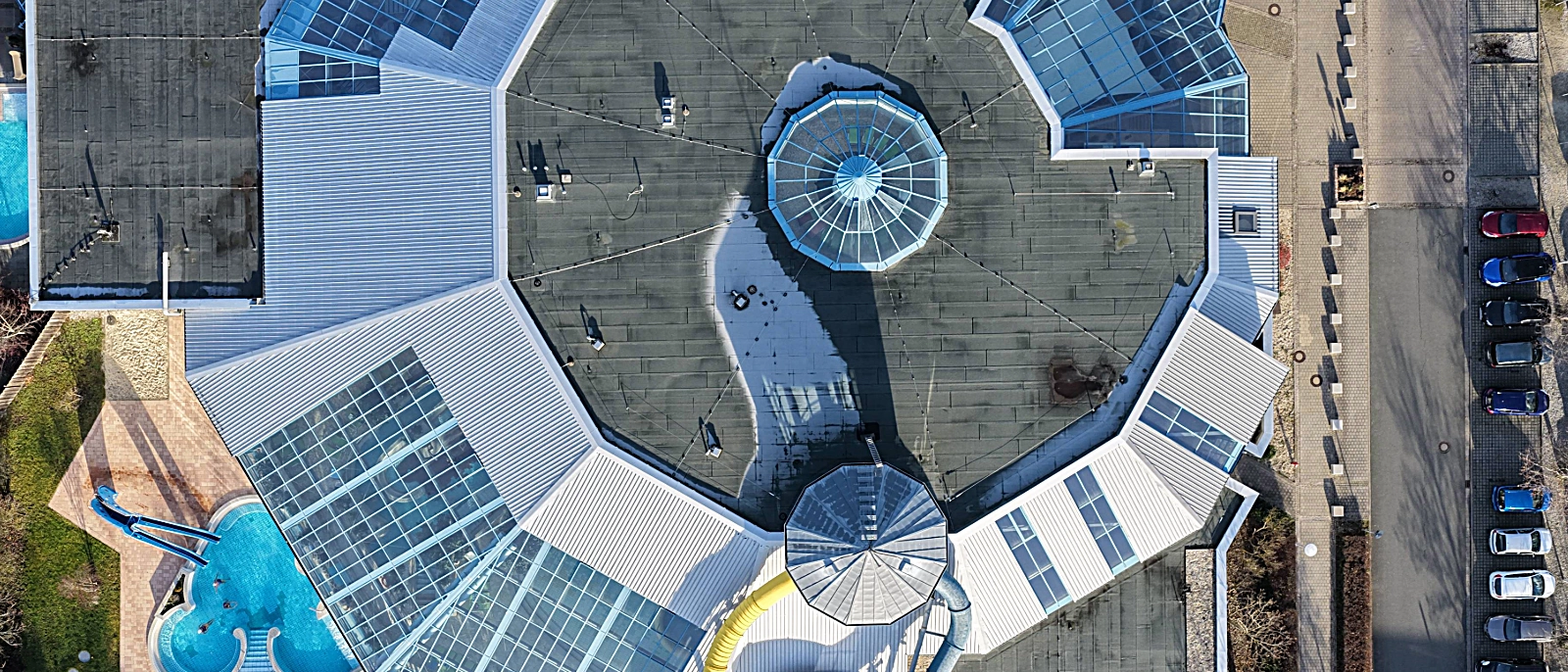 Luftaufnahme des Freizeitbads GalaxSea vor der geplanten Sanierung.