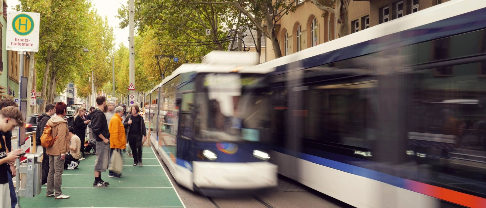 Löbdergraben ersatzhaltestelle Sep 2025 und zwei fahrende Bahnen
