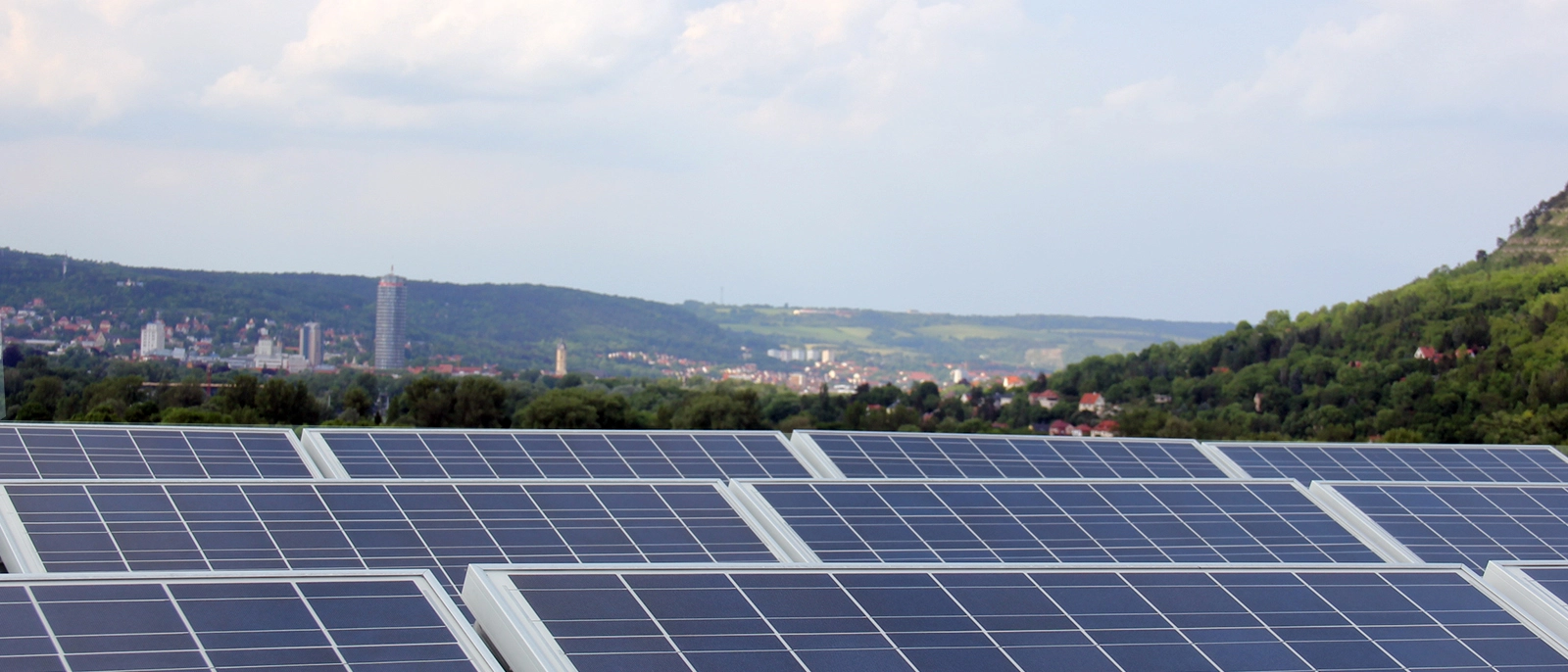 Solaranlage auf dem Stadtwerke-Dach vor Jena-Panorama