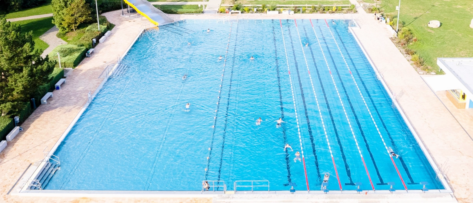 Blick auf das Schwimmbecken im Ostbad. 