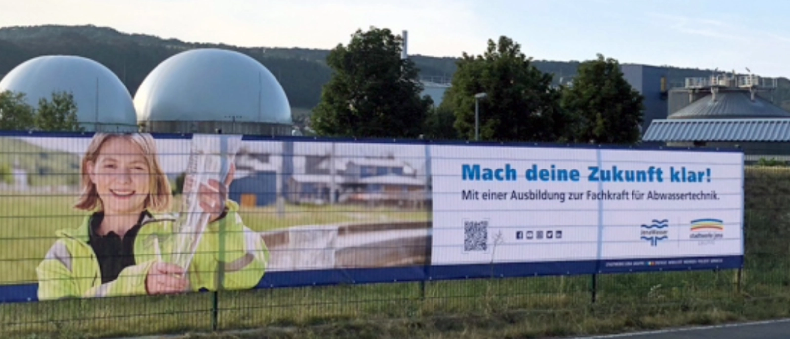 Ein Plakat an der Kläranlage wirbt für die Ausbildung.