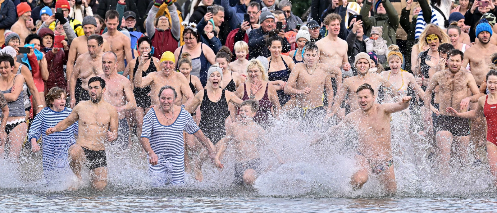 Trotz knackiger vier Grad Wassertemperatur wagten sich 600 mutige Schwimmerinnen und Schwimmer in die eisigen Fluten. 