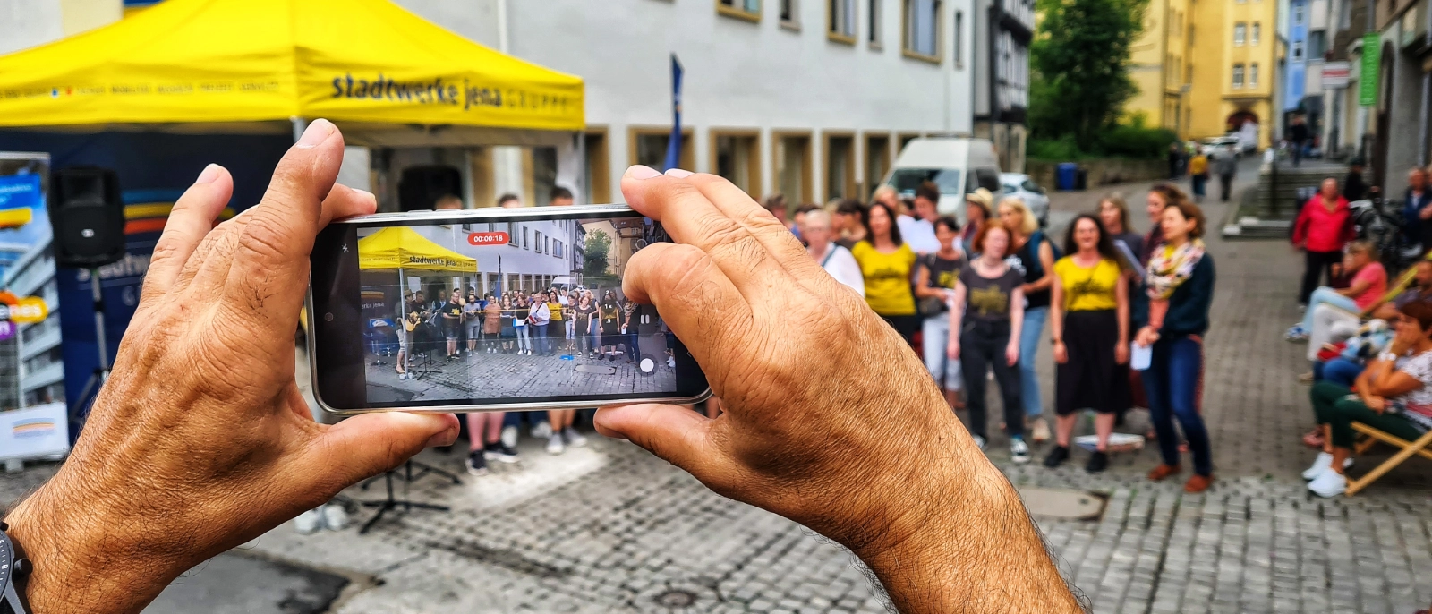 Im letzten Jahr beteiligen sich  die Stadtwerke Jena erstmals an der Fete de la musique. Am Stadtwerke Jena Kundencenter in der Saalstraße 8a gab es von 14 bis etwa 20 Uhr ein abwechslungsreiches musikalisches Programm. 