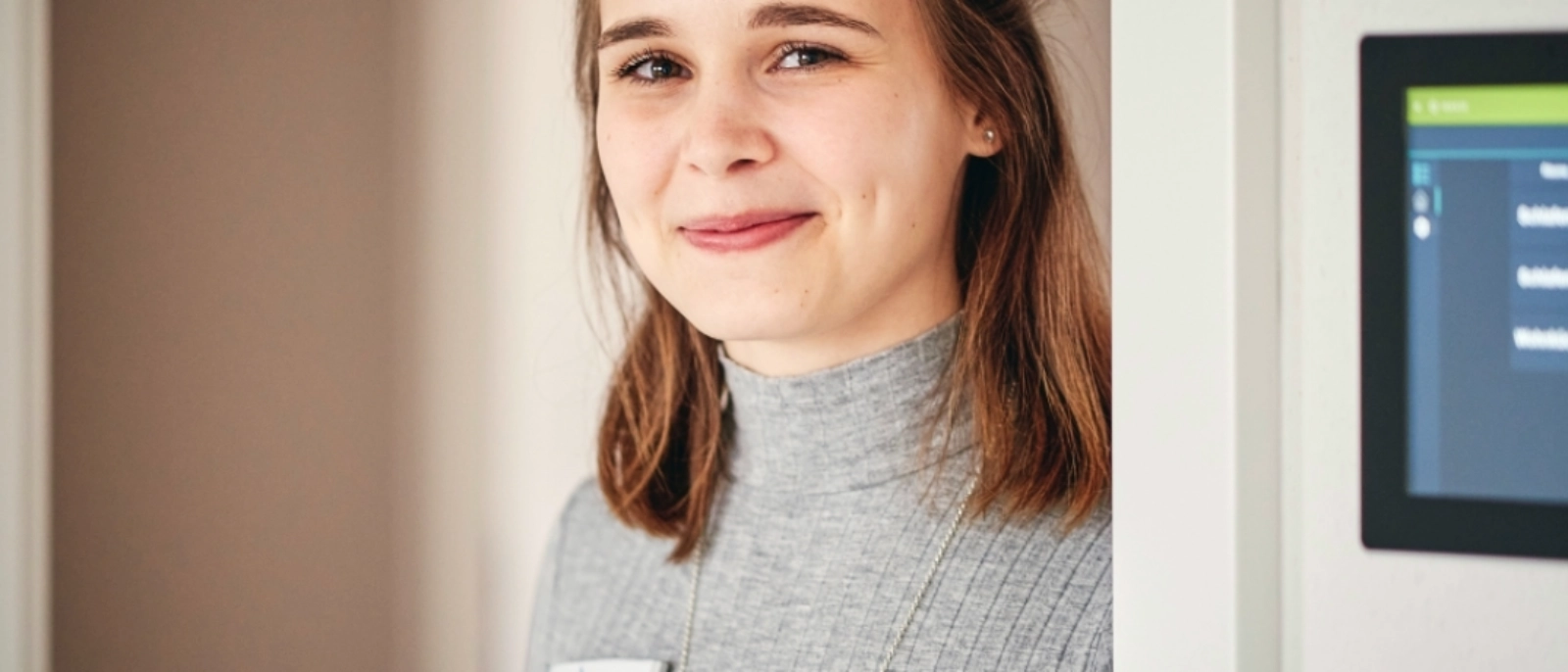 Portrait: Leah Jasmin ist Community Managerin im Smarten Quartier und zeigt den Bewohnern, welche Angebote ihr Leben leichter machen können.