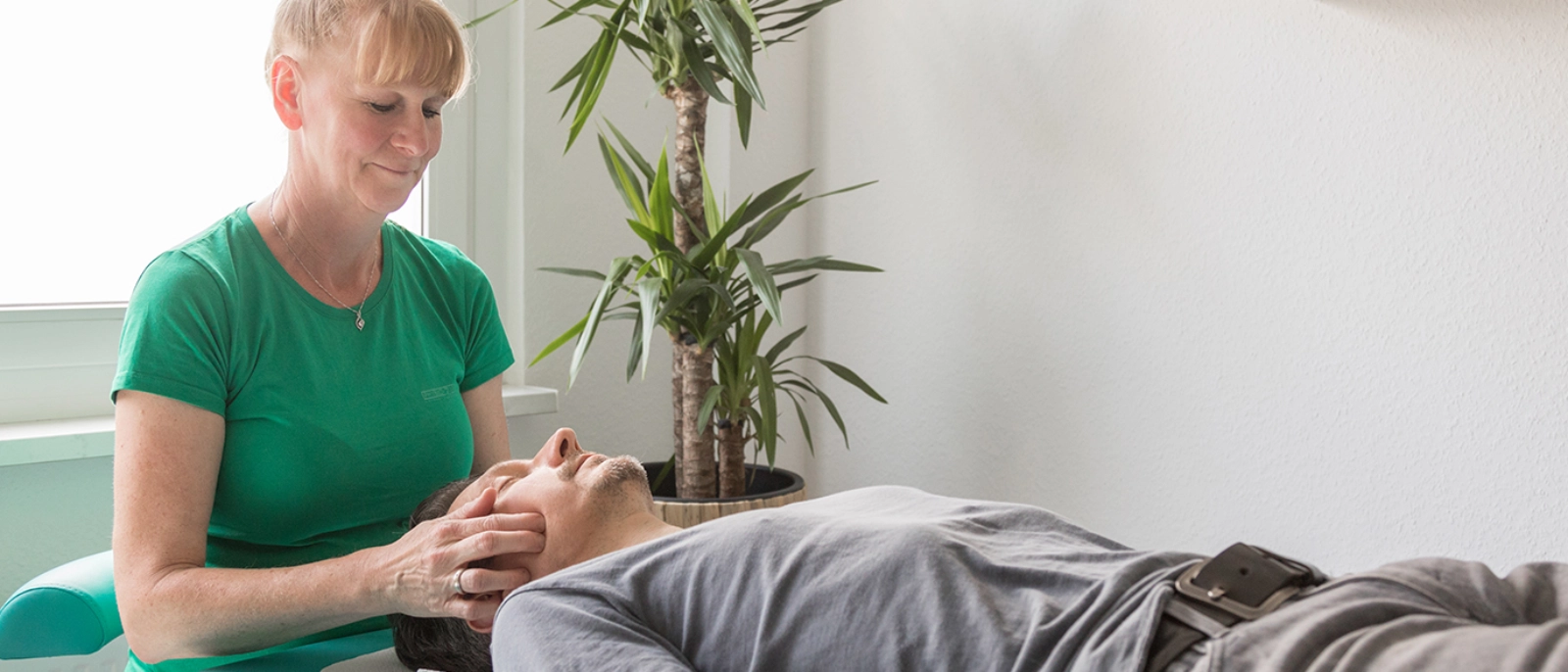 Ein Mann wird im smarten Quartier physiotherapeutisch behandelt