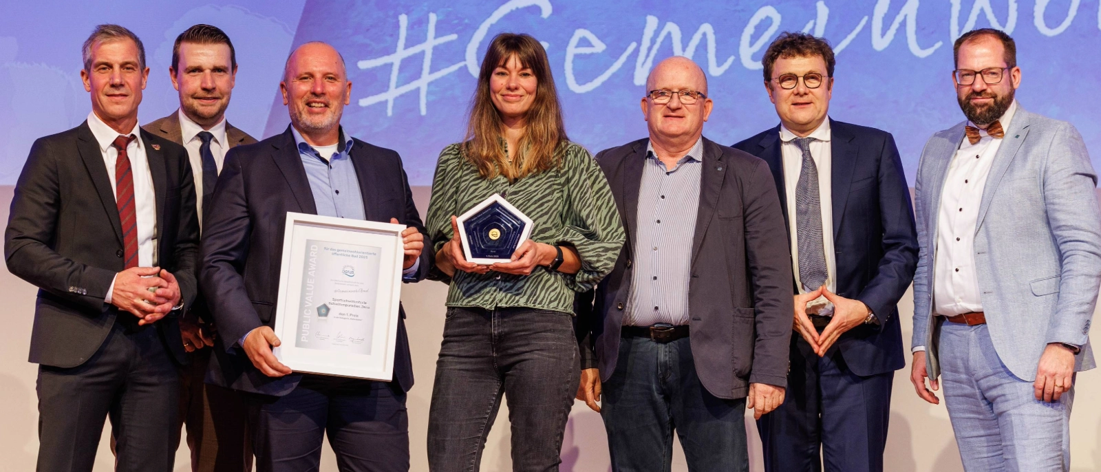 Preisübergabe in der Kongresshalle am Zoo Leipzig: (v.l.n.r.) Christian Siegel (Deutscher Olympischer Sportbund), Christian Mankel (Geschäftsführer Deutsche Gesellschaft für das Badewesen), Bernhard Dengel, Maria Onken und Ulrich Klose (Jenaer Bäder),  Prof. Dr. Timo Meynhardt (Juryvorsitzender) und Prof. Dr. Christian Kuhn (Vorstandsvorsitzender Deutschen Gesellschaft für das Badewesen). 
