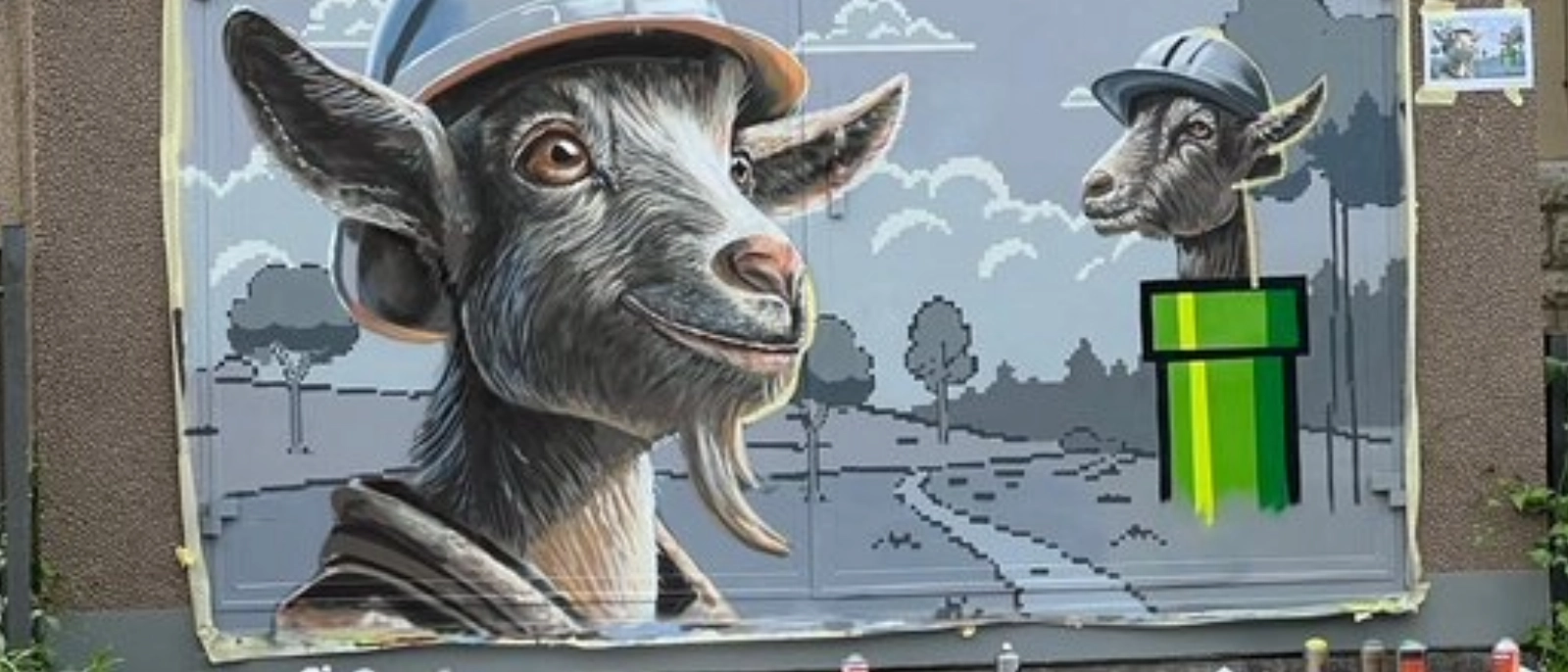 Behelmte Ziegen, die an der Friedrich-Engels-Straße den Weg nach Ziegenhain weisen.