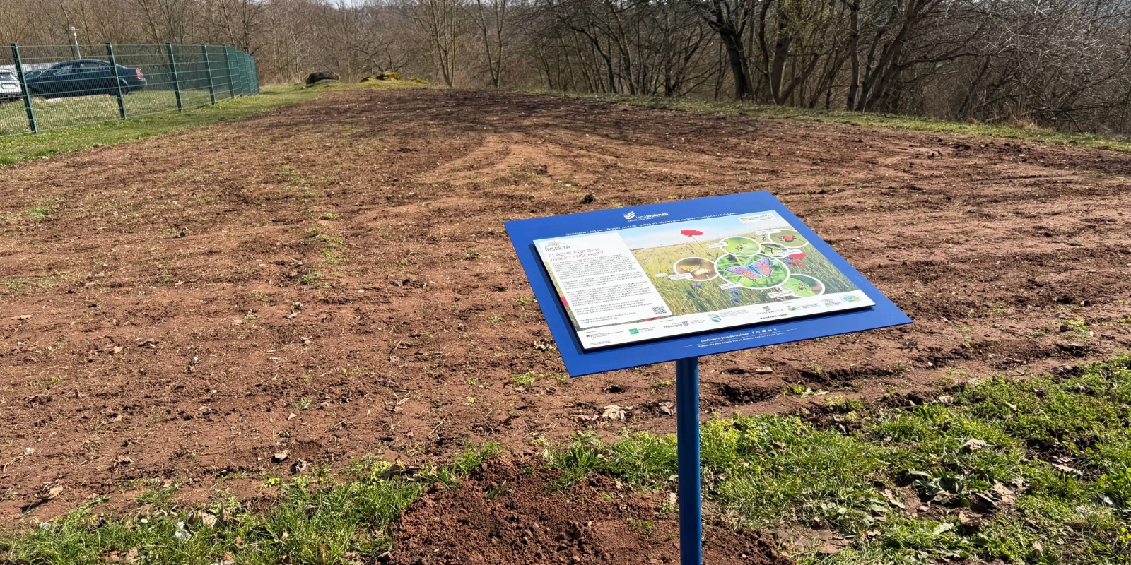 Jede Insektenwiese ist mit einem Informationsschild ausgestattet.