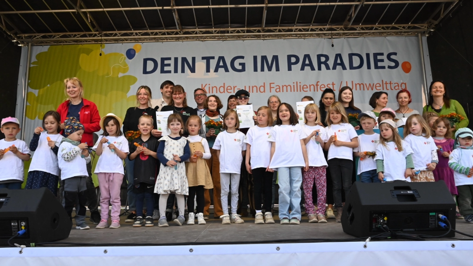 Gewinnern des Kinder- und Jugend-Umweltpreises (1. bis 3. Platz) zusammen mit Dezernent Dirk Lange, Stadtwerke-Geschäftsführer André Sack und Isabel Günther, Fachdienstleiterin Umweltschutz (hinten, v.l.n.r.) (Credit: Stadt Jena)