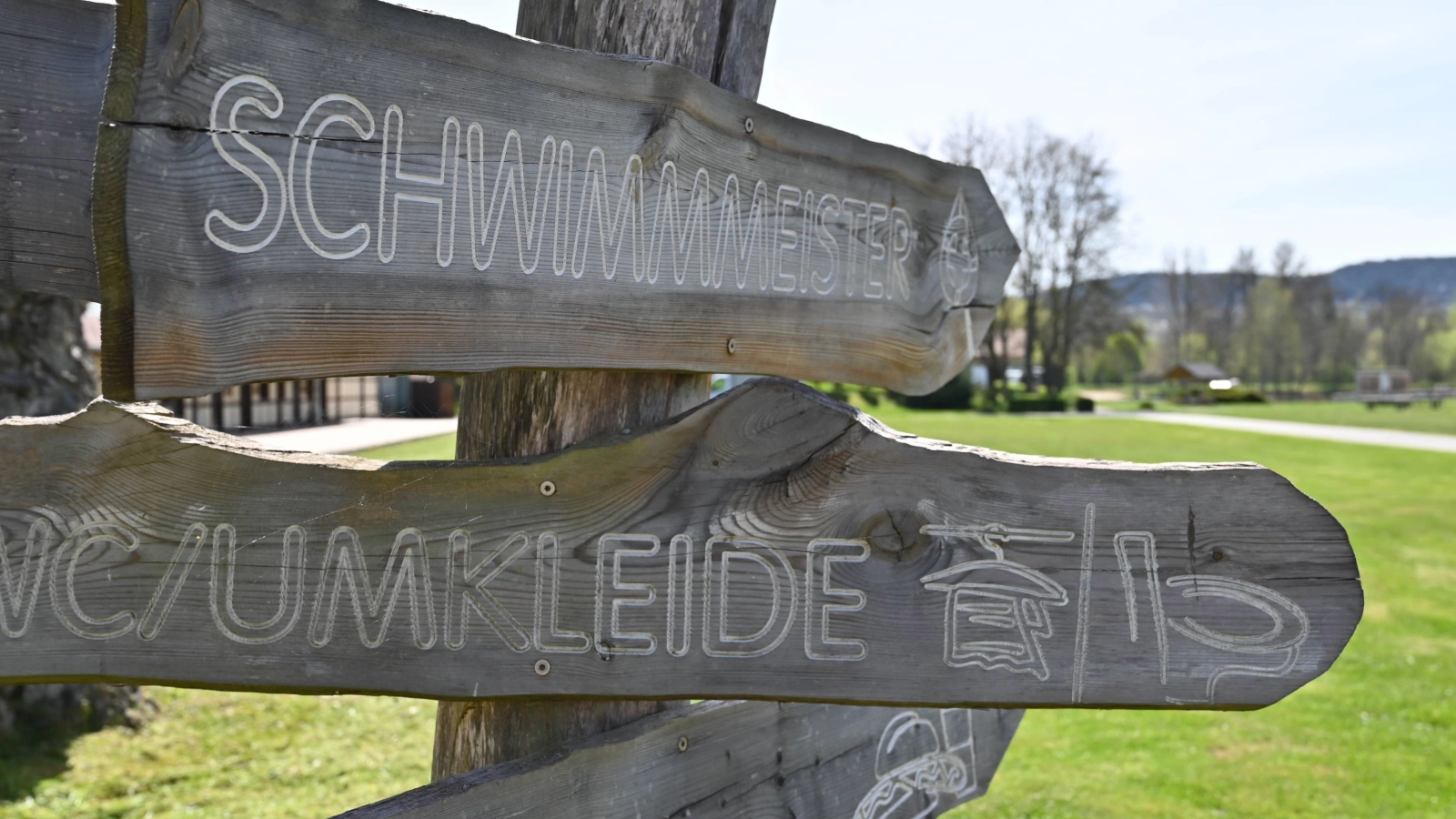 Impressionen aus dem Südbad. Am Donnerstag, 1. Mai, pünktlich 10 Uhr, geht es los! Das Südbad am Schleichersee öffnet seine Tore und heißt alle Wasserratten, Sonnenanbeter und Sportbegeisterten herzlich willkommen.