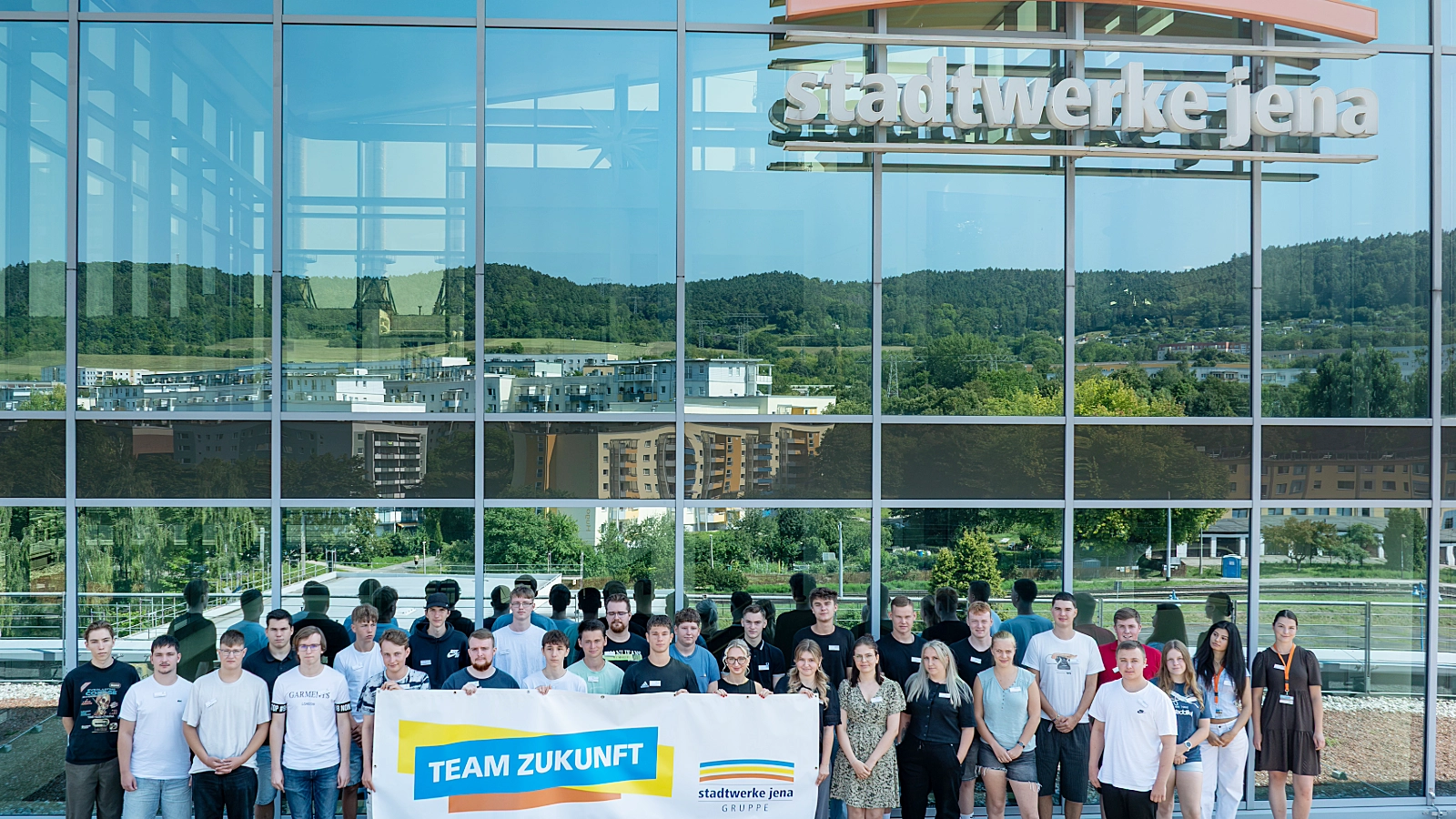 30 Auszubildende und dual Studierende starten in dieser Woche ihre Ausbildung bei der Stadtwerke Jena Gruppe. Während der gemeinsamen Einführungswoche lernen sie die Unternehmensgruppe sowie ihre künftigen Kolleginnen und Kollegen kennen.