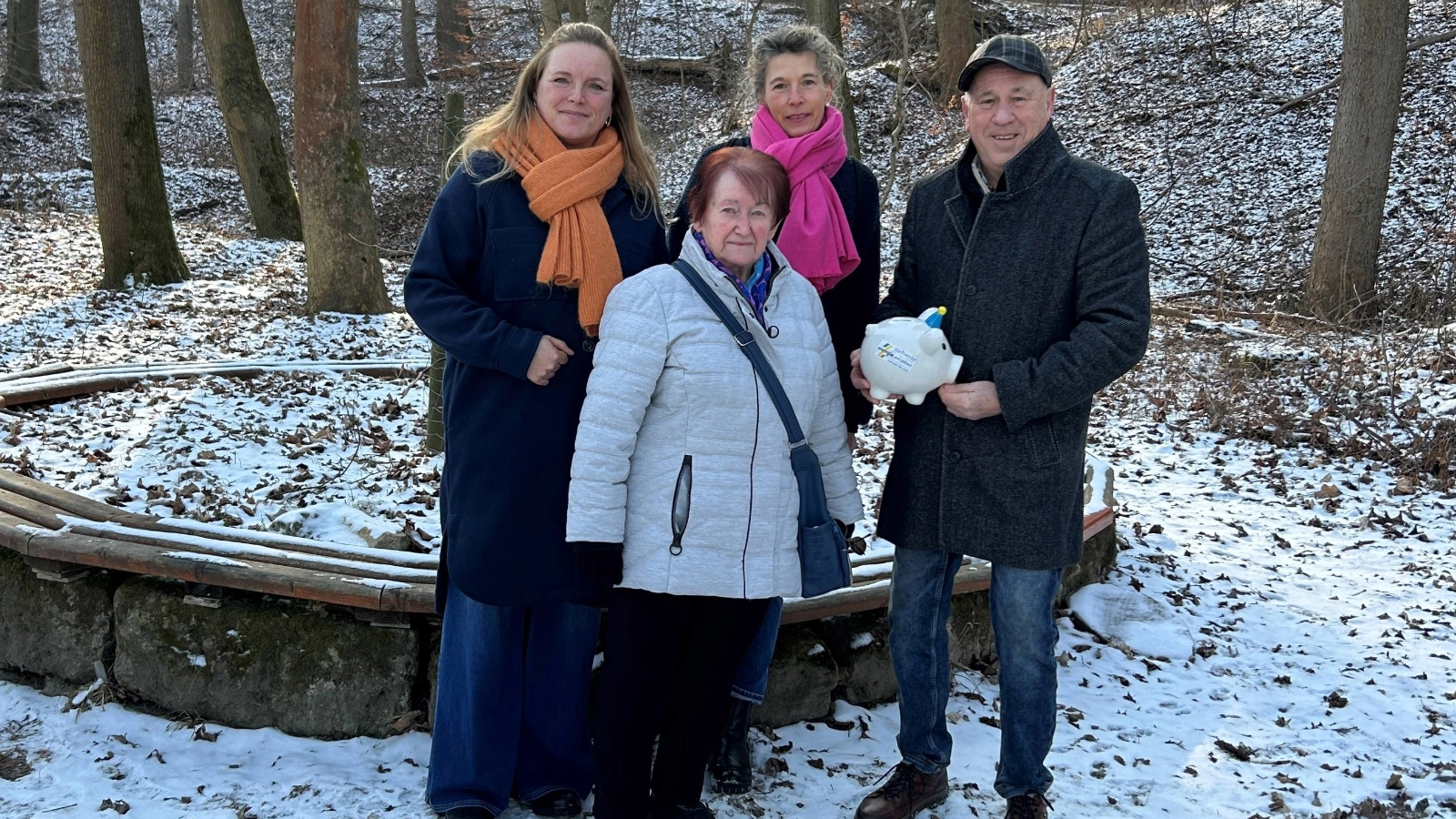 Übergabe der Stadtwerke-Spendengelder am Sängerplatz (v.l.n.r.): Tina Schnabel von den Stadtwerken, Liselotte Arndt vom Bürgerverein Winzerla, Alice Grosse von den Stadtwerken und Wolfgang Zeise vom Bürgerverein Winzerla. Übergabe der Stadtwerke-Spendengelder am Sängerplatz (v.l.n.r.): Tina Schnabel von den Stadtwerken, Liselotte Arndt vom Bürgerverein Winzerla, Alice Grosse von den Stadtwerken und Wolfgang Zeise vom Bürgerverein Winzerla.