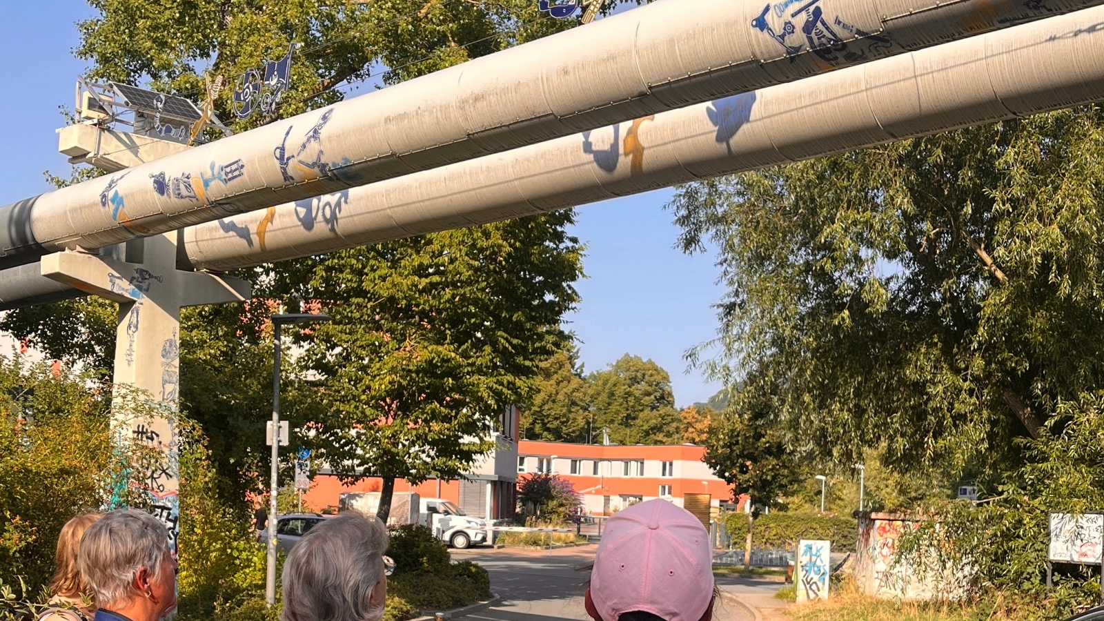 Eine Wanderung der besonderen Art: Gemeinsam mit den Pinky Jendragons ging es entlang der Fernwärmeleitungen durch Jena.