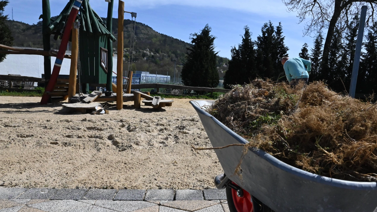 Die Vorbereitungen laufen auf Hochtouren: Der Rasen wird gemäht, das Wasser glitzert in der Frühlingssonne, und das Team der Jenaer Bäder kann es kaum erwarten: Am Donnerstag, 1. Mai, pünktlich 10 Uhr, geht es los! Das Südbad am Schleichersee öffnet seine Tore und heißt alle Wasserratten, Sonnenanbeter und Sportbegeisterten herzlich willkommen. 