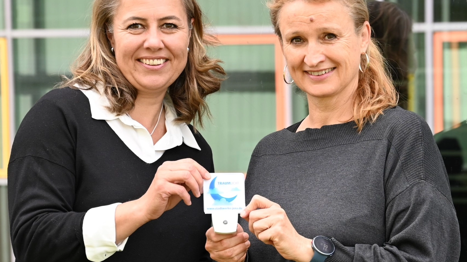 Corinna Beck (links) von den Stadtwerken Energie und Steffi Herold vom Erstbesuchsdienst mit dem Nachtlicht für Jenas jüngste Mitbürger:innen. Corinna Beck (links) von den Stadtwerken Energie und Steffi Herold vom Erstbesuchsdienst mit dem Nachtlicht für Jenas jüngste Mitbürger:innen.