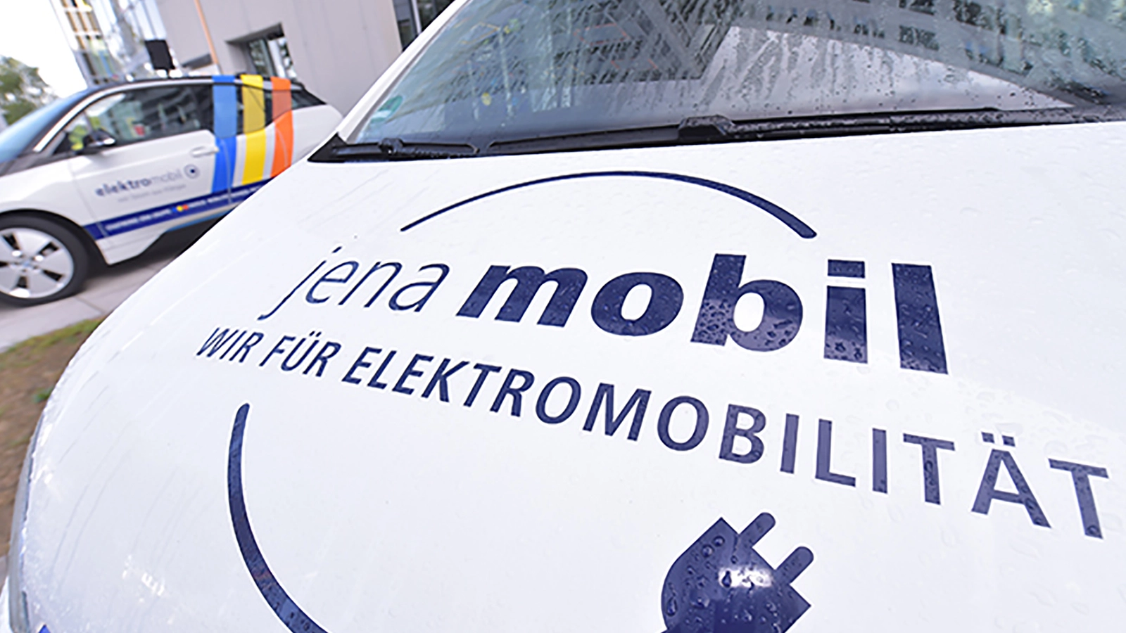 Elektroauto mit Logo Wir für Elektromobilität