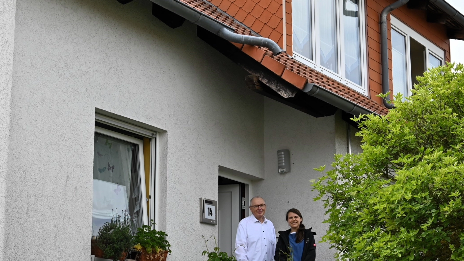 Johannes Wöstemeyer aus Jena-Cospeda und Photovoltaik-Expertin Christina John.