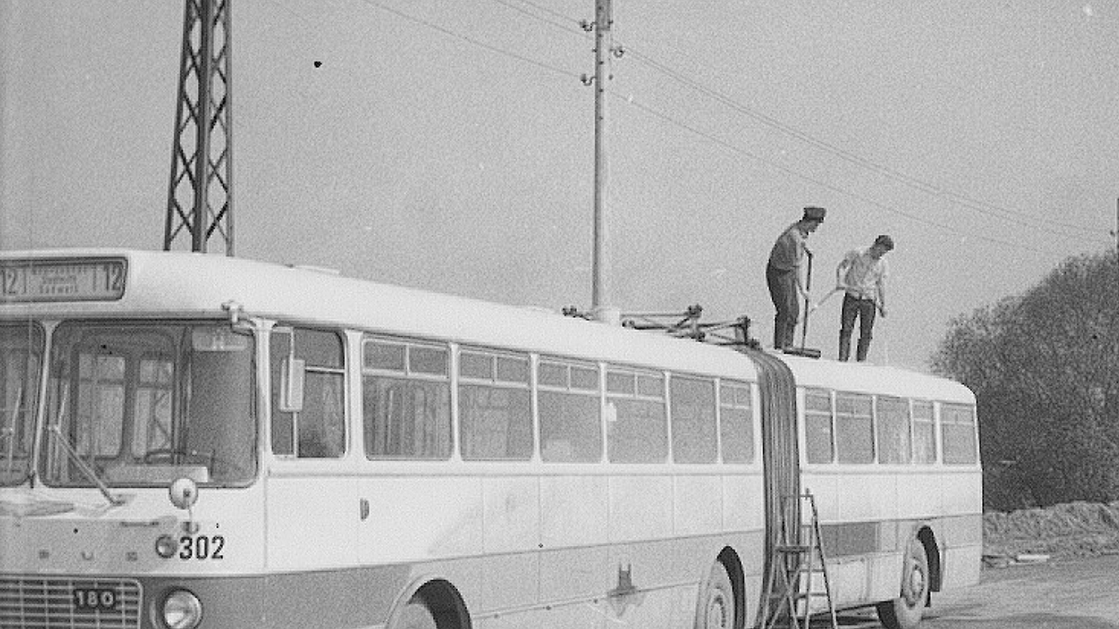 Ikarus-Bus 302 wird von Hand gewaschen 1970. 