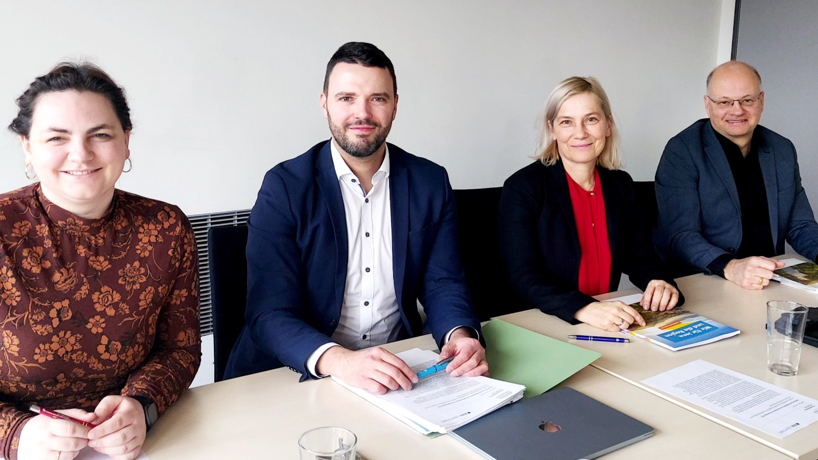 Stellten gemeinsam wichtige Eckpunkte für Haushalts- und Investitionsplanung der Stadt Jena sowie der Stadtwerke Gruppe vor: (v.l.n.r.) Jennifer Michall (Kämmerin der Stadt Jena), Benjamin Koppe (Bürgermeister und Finanzdezernent der Stadt Jena), Claudia Budich und Tobias Wolfrum (Geschäftsführung Stadtwerke Jena).