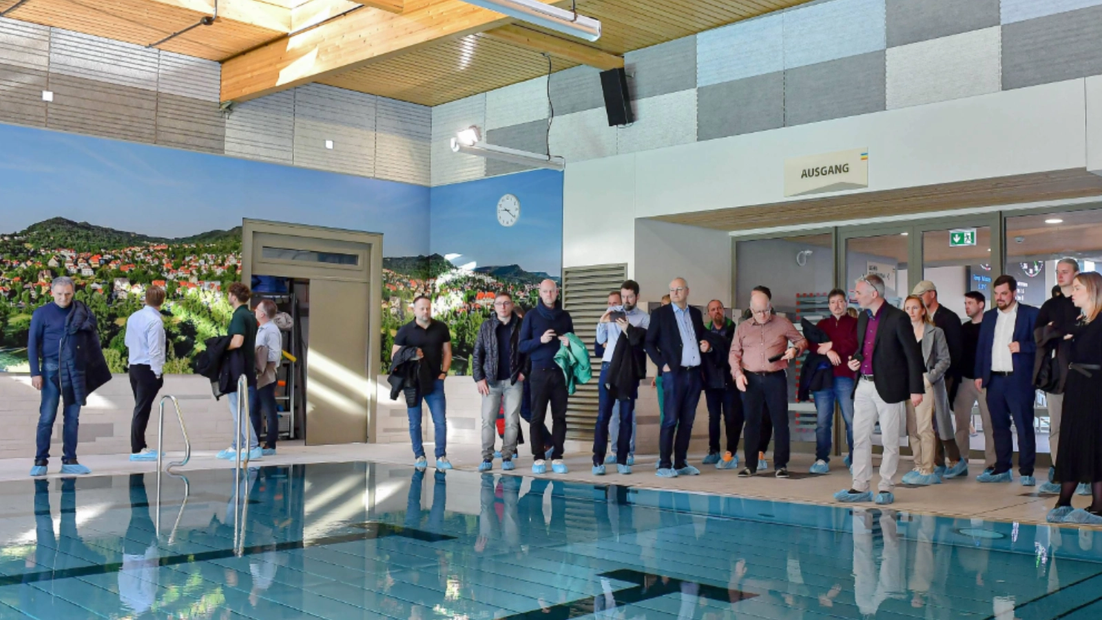 Neben Einblicken in die aktuelle Bäderkonzeption und Verbandsarbeit der Deutschen Gesellschaft für das Badewesen e.V. stand die Besichtigung der Sportschwimmhalle Jena an. 
