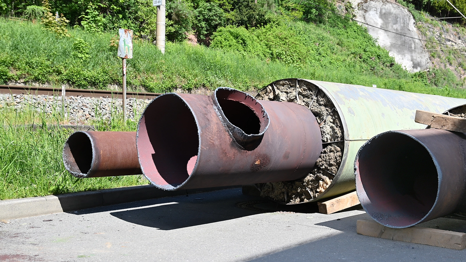 An der Rohrbrücke im Burgauer Weg werden nicht mehr benötigte Fernwärmeleitungen demontiert.